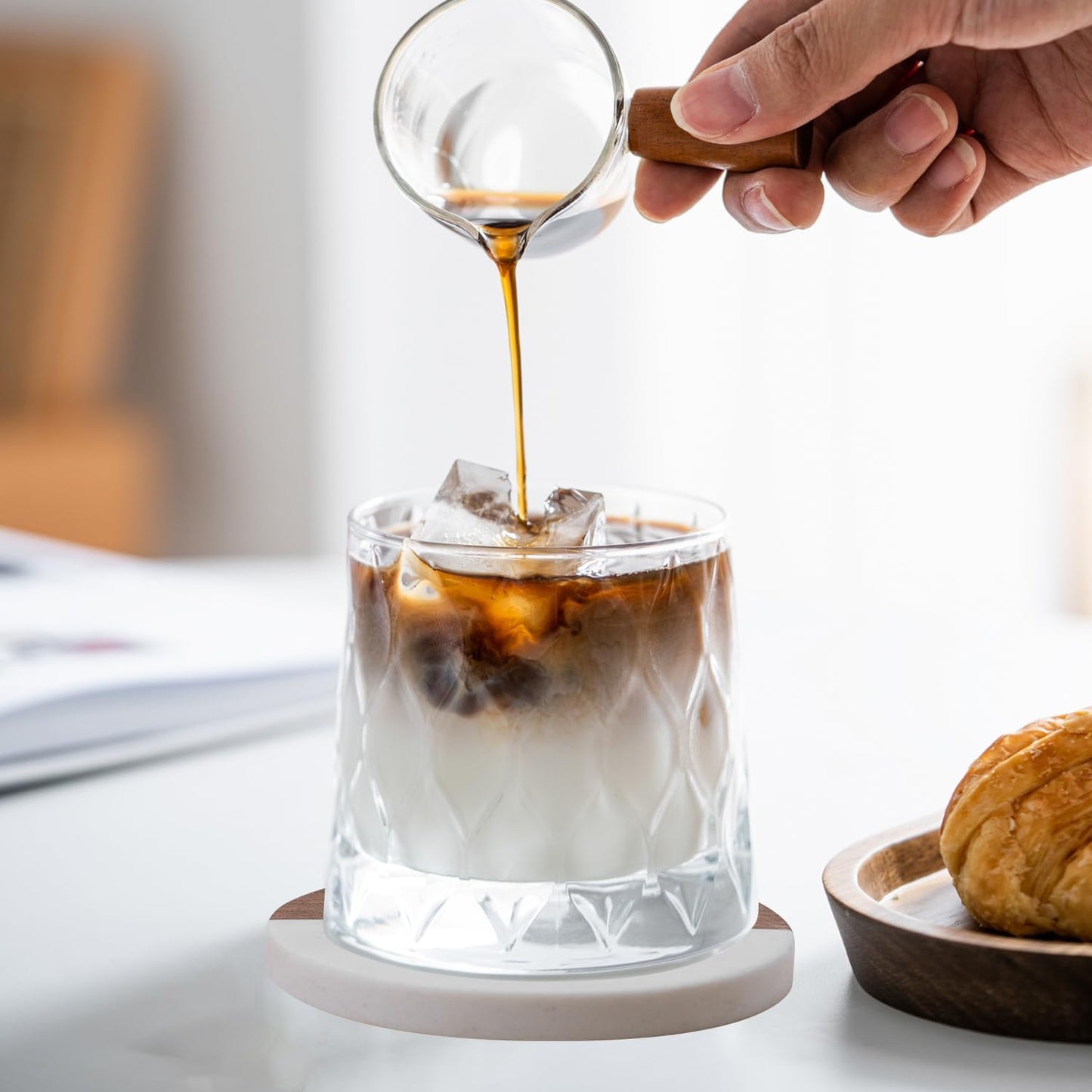 Marble Coasters: 4-Piece Set of Acacia Wood Marble Coasters, Suitable for Kitchens, Offices, and can be Used as Gifts (Round White)