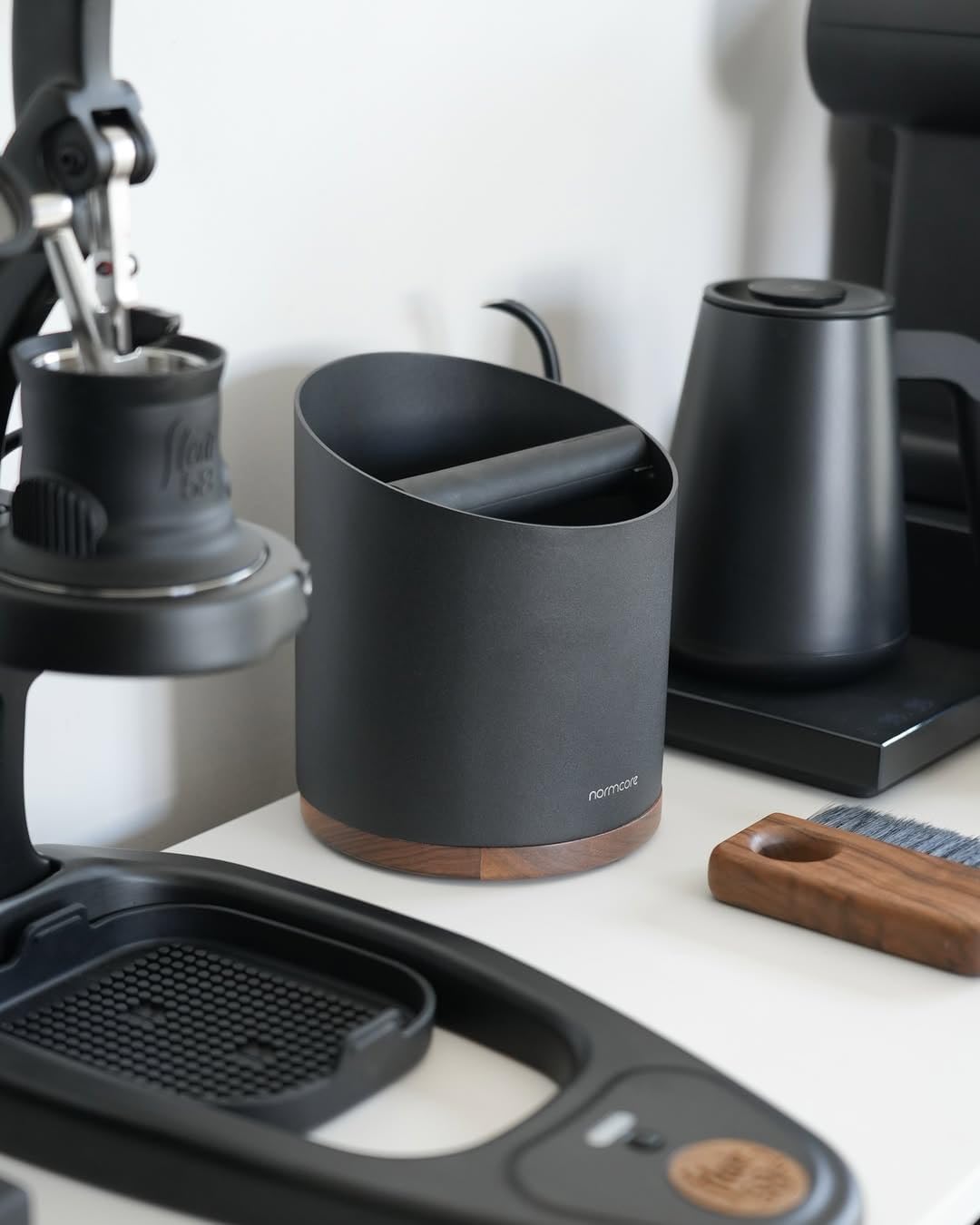 Normcore Espresso Knock Box - 1.8L Capacity, Holds 40–45 Pucks - Heavy-Duty Stainless Steel Coffee Grounds Bin with Removable Knock Bar and Walnut Non-Slip Base, Black