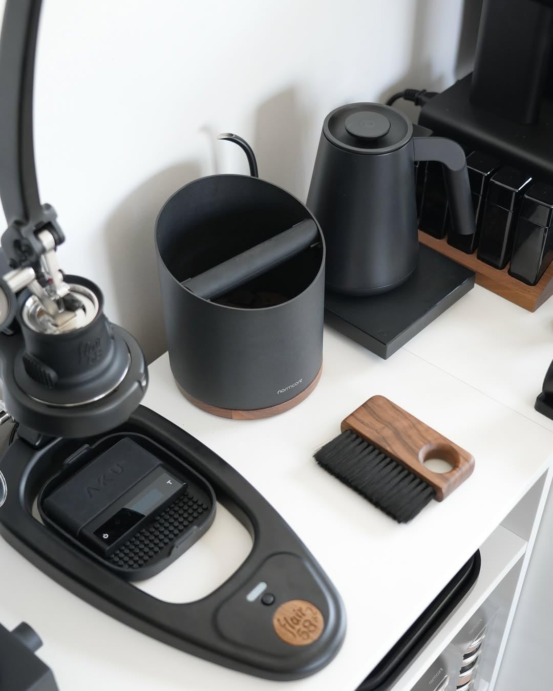 Normcore Espresso Knock Box - 1.8L Capacity, Holds 40–45 Pucks - Heavy-Duty Stainless Steel Coffee Grounds Bin with Removable Knock Bar and Walnut Non-Slip Base, Black