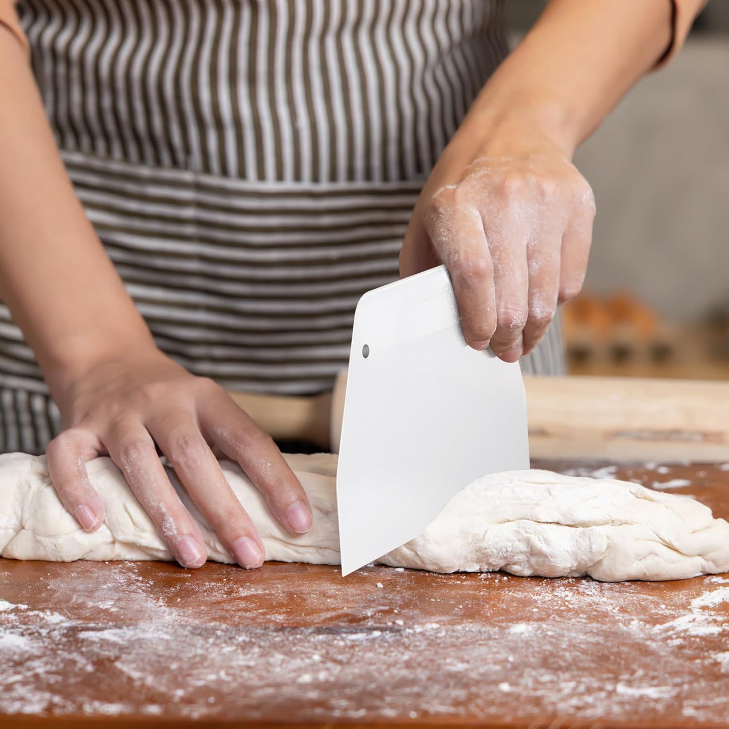 Cabilock 2pcs Cake Scraper Icing Smoother Flexible Plastic Cake Scraper Smoother for Bakery Pastry Cake Decoration Kitchen DIY Baking Tool