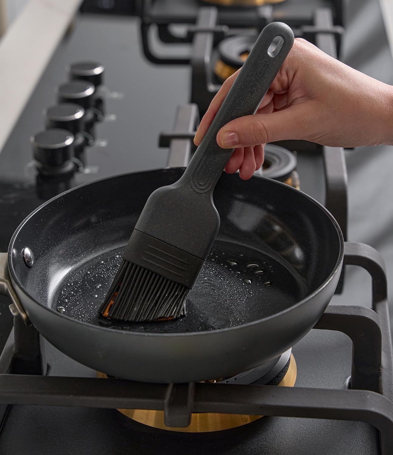 Zyliss Silicone Basting Brush - Heat-Resistant Non-Shedding Bristles with Center Grid for Better Coverage - Curved Handle, Eco-Friendly Wheat Straw Grip Ideal for Grilling & Baking - Dishwasher Safe