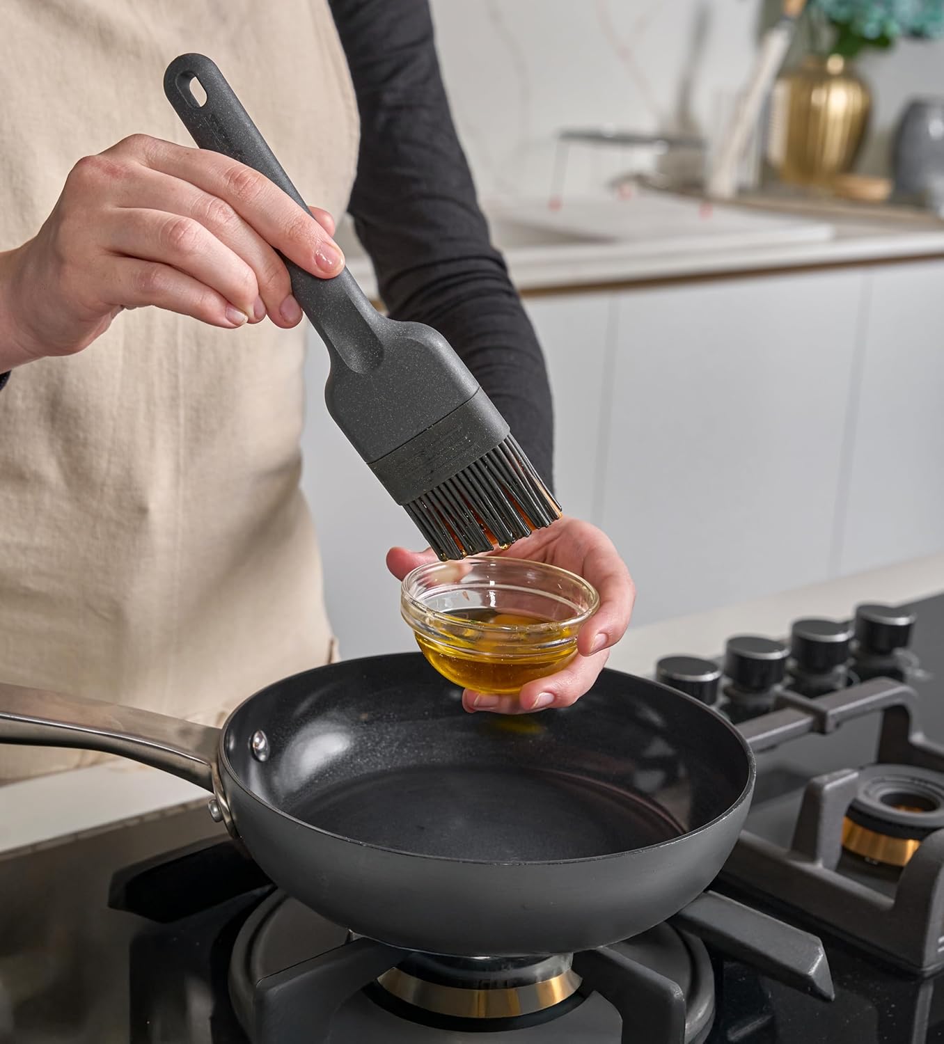 Zyliss Silicone Basting Brush - Heat-Resistant Non-Shedding Bristles with Center Grid for Better Coverage - Curved Handle, Eco-Friendly Wheat Straw Grip Ideal for Grilling & Baking - Dishwasher Safe